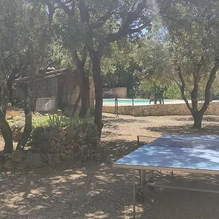 Dervonnae, La Provence A L'ombre Des Chenes Tavernes