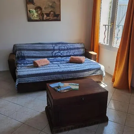 Dervonnae, La Provence A L'ombre Des Chenes * Tavernes